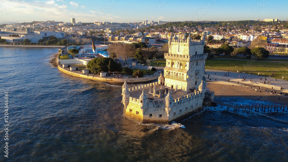 Fototapeta premium Torre de belem Lisboa, monumento histórico, Rio tejo