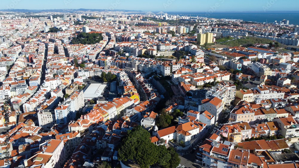 Obraz premium lisboa vista de drone, portugal, rio tejo, casas