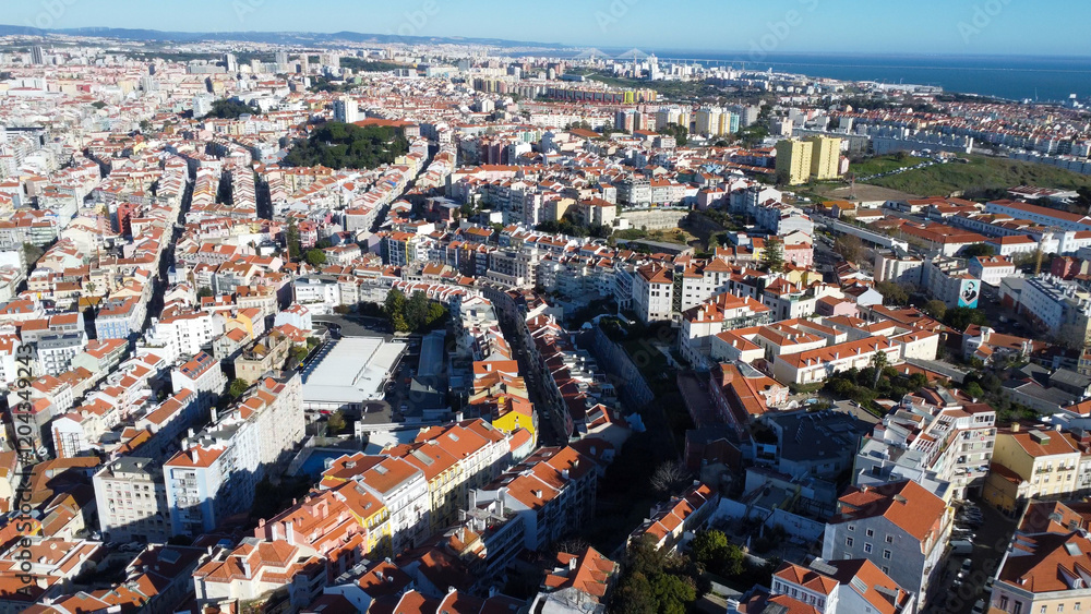 Obraz premium lisboa vista de drone, portugal, rio tejo, casas
