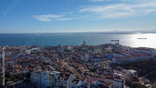 lisboa vista de drone, portugal, rio tejo, casas
