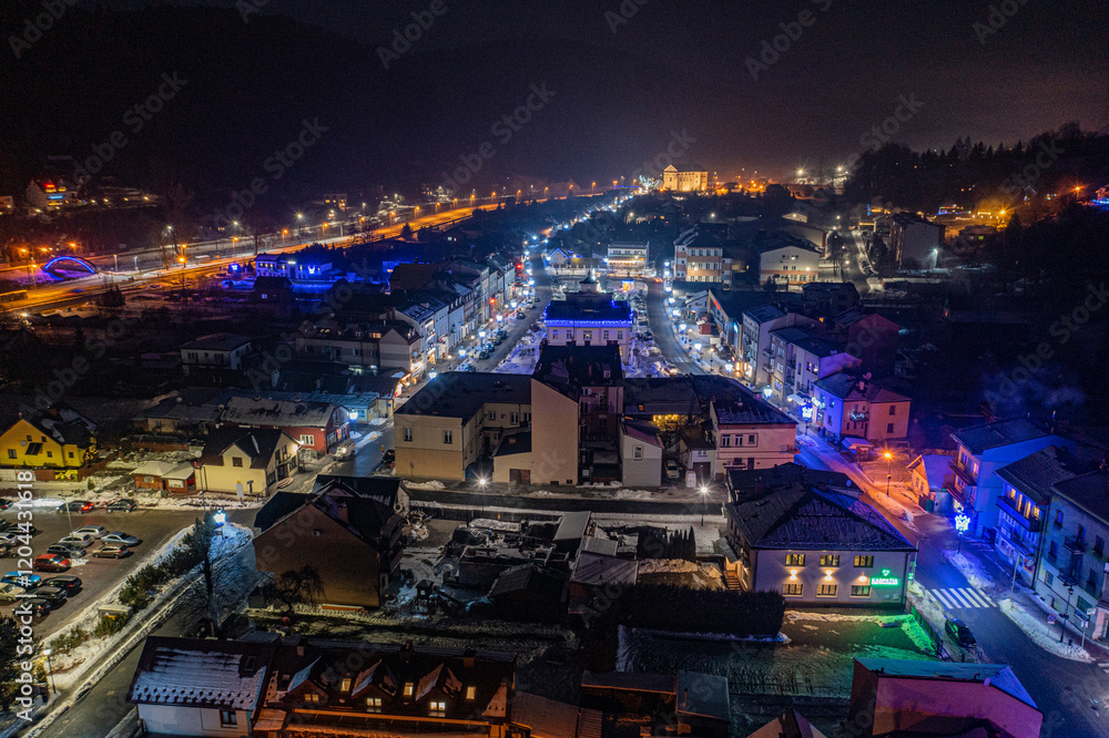 Fototapeta premium Muszyna rynek, zimowe widok nocą.