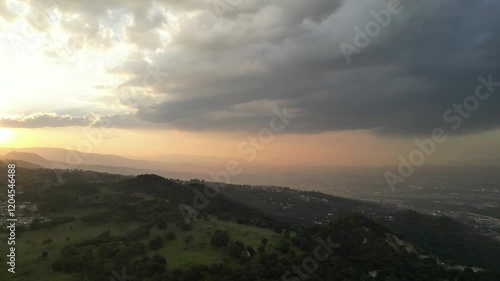 Los paisajes montañosos del sur de la Ciudad de México durante el atardecer