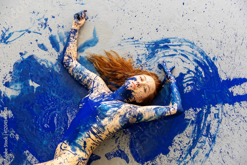 Schilderij op canvas sexy upper part of a redheaded woman in blue color painted on the floor, abstract body art painting