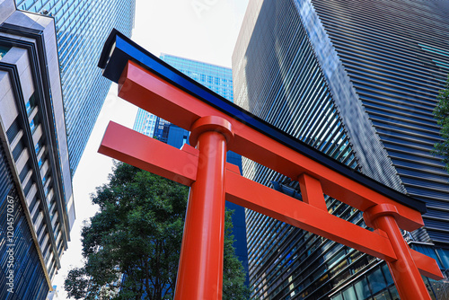 東京都　日本橋　福徳神社とオフィス街の風景