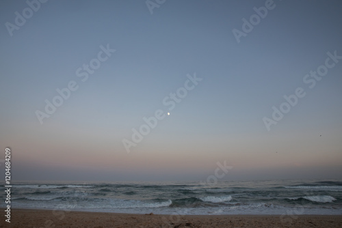 Obraz na płótnie Sunset Over Peaceful Beach With Ocean Waves w salonie