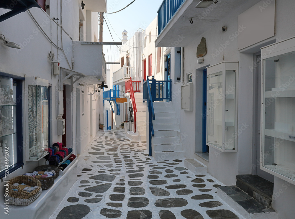 Φωτογραφία Mykonos, Greece: The narrow alleyways of the old town with its traditional white-walled buildings
