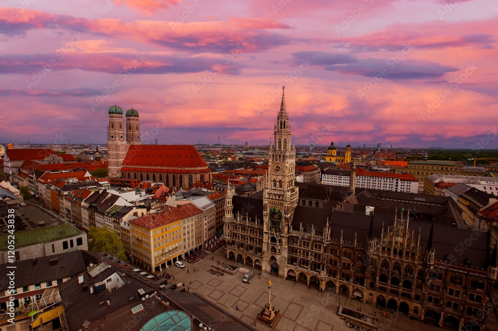 Obraz premium The view of landmark in munich with The New Town Hall at Marienplatz Square in Munich, Bavaria, Germany.