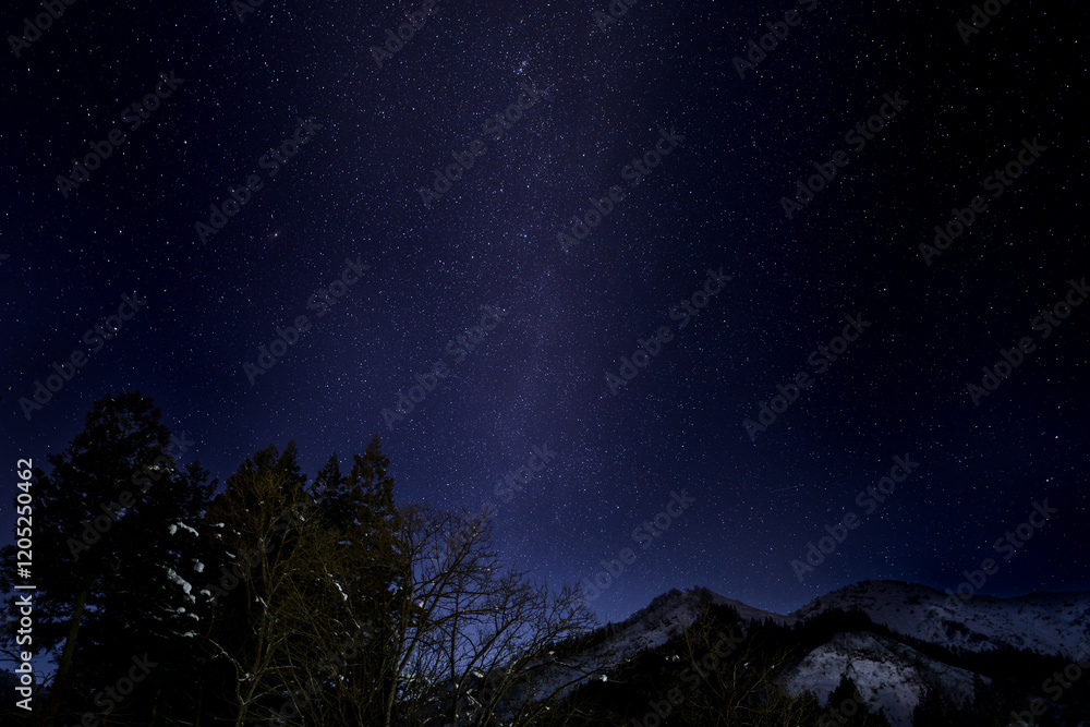 Naklejka premium 天の川が輝く冬の星空 