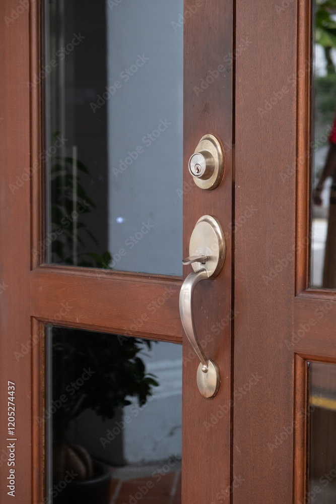 Obraz premium Metal door handle with keyhole on wooden door