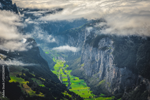 Obraz na płótnie Green fields and stunning cliffs in Lauterbrunnen valley, Switzerland w salonie