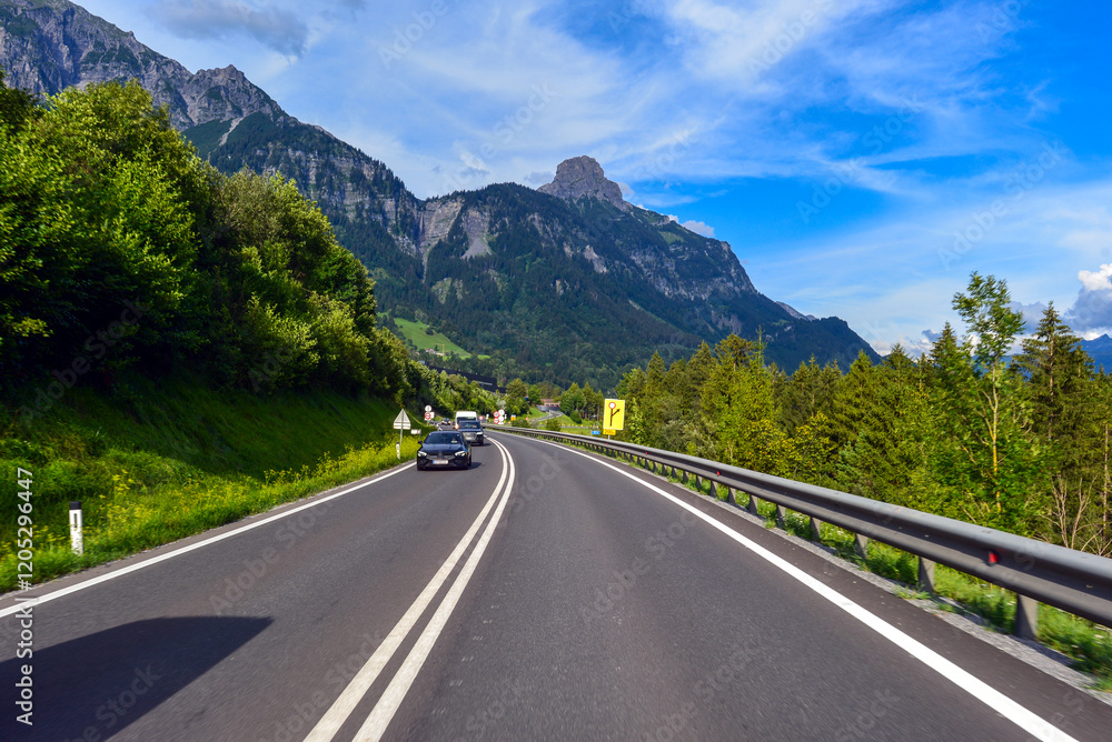 Fototapeta premium Arlberger Schnellstraße S16 in Vorarlberg/Österreich (Richtung Arlberg)