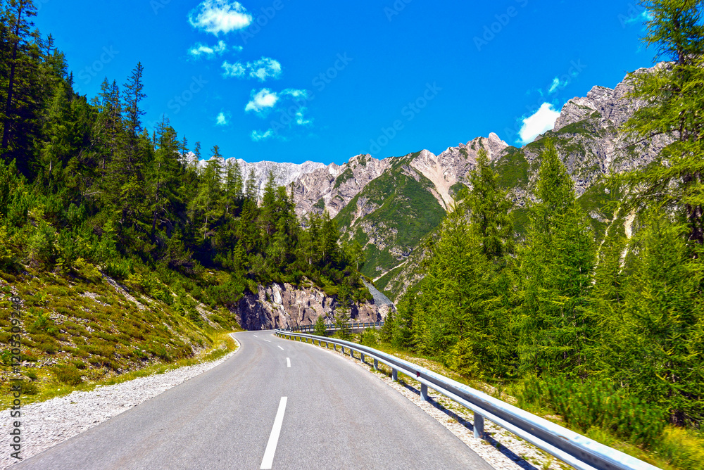 Naklejka premium Hahntennjochstraße (L246) von Imst in Richtung Gebirgspass Hahntennjoch in Tirol (Österreich) 