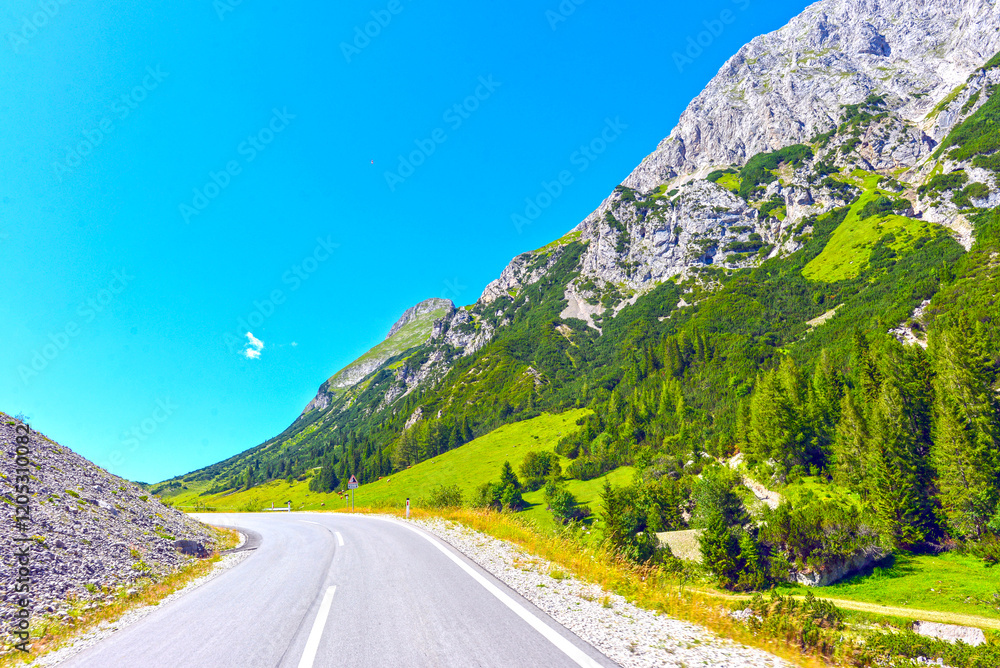 Naklejka premium Hahntennjochstraße (L246) von Imst in Richtung Gebirgspass Hahntennjoch in Tirol (Österreich) 