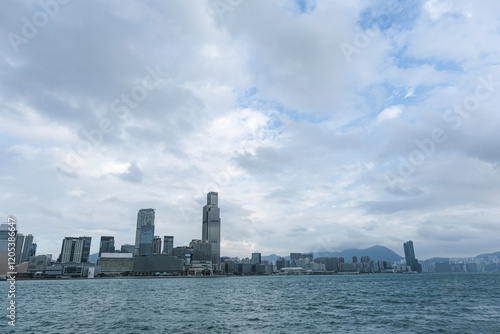 ビクトリアハーバーから見る九龍のウォーターフロント