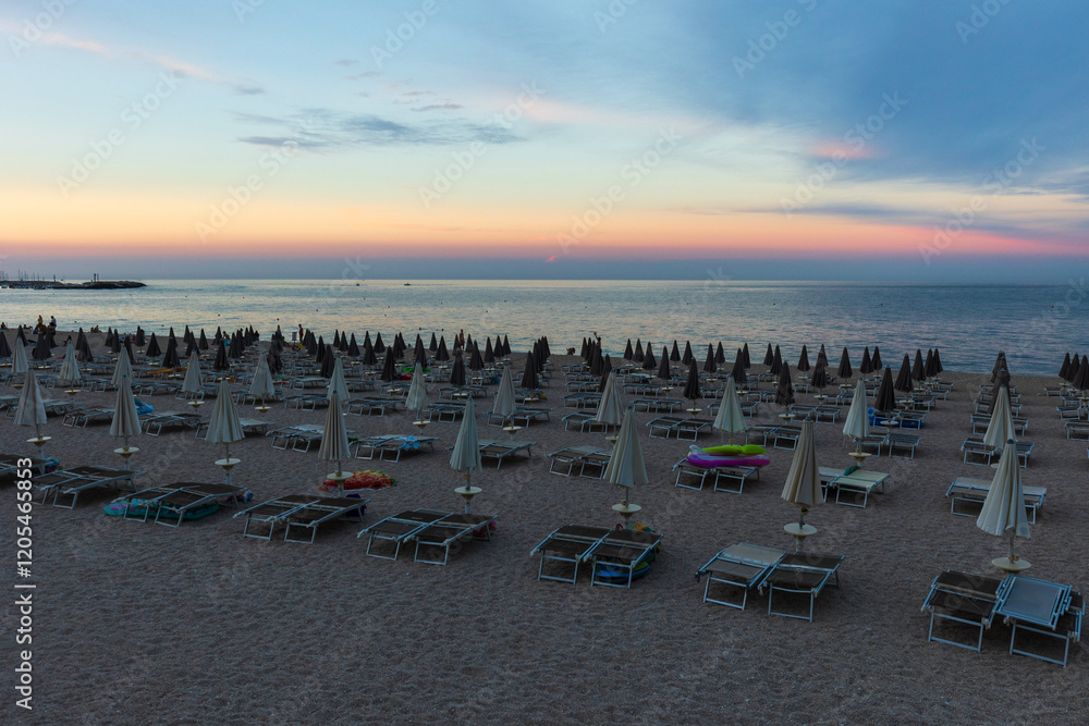 Tramonto visto dalla spiaggia di Numana, Marche Tramonto visto dalla spiaggia di Numana, Marche
