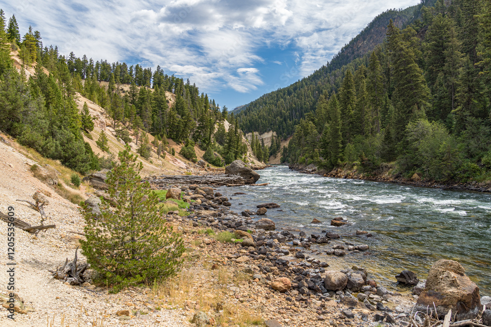 Obraz premium The river Yellowstone at the bottom of the Grand Canyon at the end of the Seven Mile Hole trail