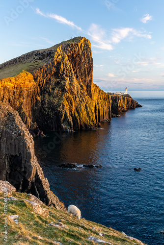 Der Leuchtturm von Neist Point auf der Insel Isle of Skye in Schottland
