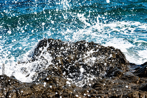 Wallpaper Mural Potężne fale rozbijające się o skały, ukazujące piękno i dzikość natury na wybrzeżu oceanu, w scenerii pełnej energii, harmonii i spokoju Torontodigital.ca