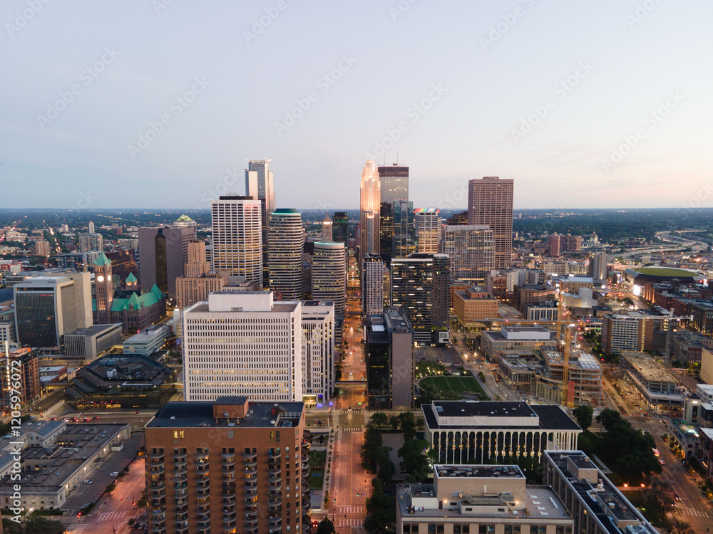 Obraz premium Panoramic view of downtown Minneapolis at dusk