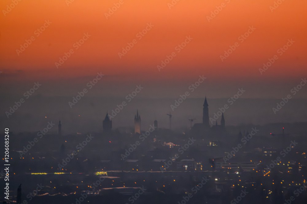Fototapeta premium Sonnenuntergang über Straubing und dem niederbayerischen Gäubodenland