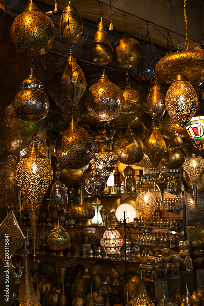 Fototapeta premium Venta de lámparas típicas en zoco de Marruecos.