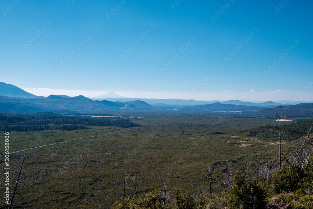 Fototapeta premium Mountain views over, Shasta National Forest, Northern California, USA