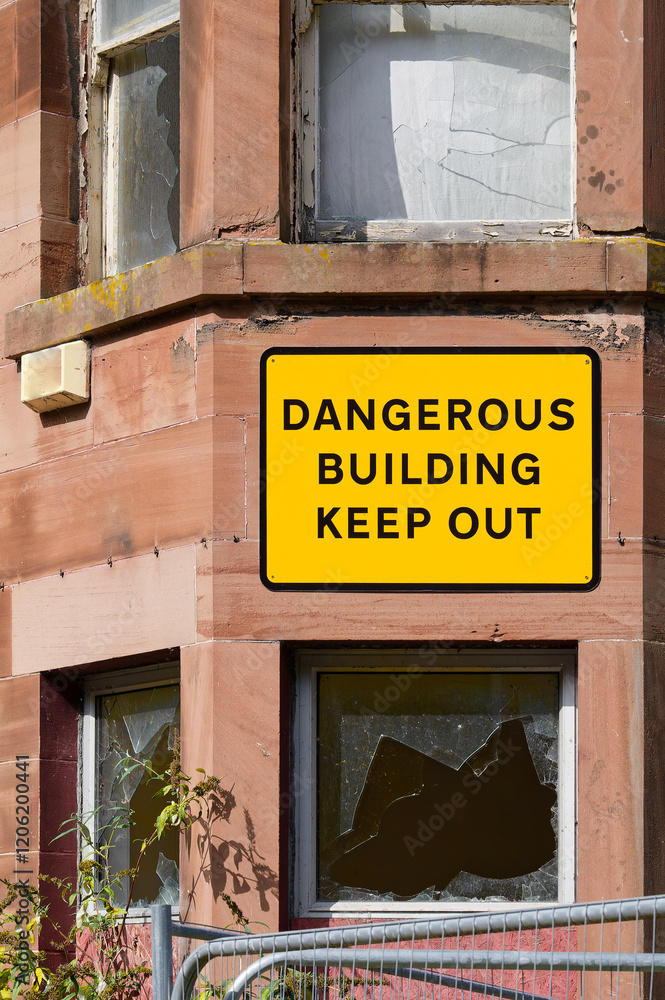 Obraz premium Dangerous building keep out sign on building ready to be demolished