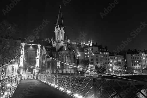 Canvastavla The Red Bridge over the Saone river on a winter day in Lyon, France