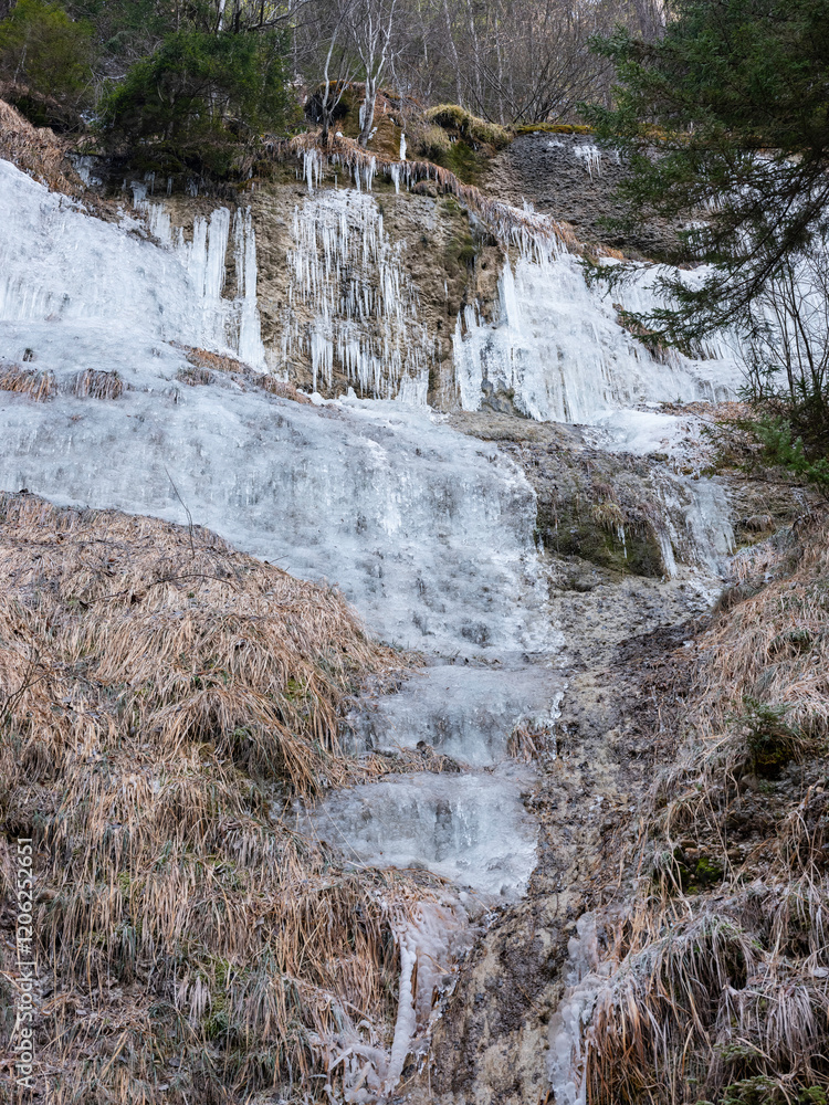 Eiszapfen im Winter am Bach
