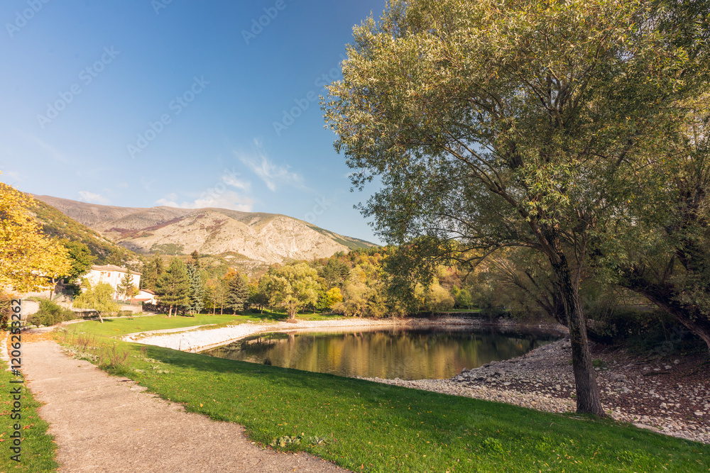 Lago Pio al tramonto. A VIllalago un paese vicino al lago di Scanno e di San Domenico in Abruzzo.