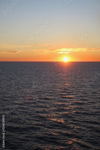 Wallpaper Mural Die Sonne ist schon halb untergegangen über dem Skagerrak an einem Sommerabend im Juli. Das Abendlicht ist orange über dem Horizont. Ein paar Sonnenstrahlen werden vom dunklen Wasser reflektiert. Torontodigital.ca