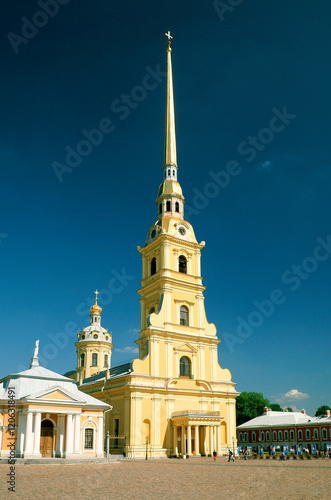 Obraz na płótnie Saint Petersburg Russia. Saints Peter and Paul Cathdral inside the walls of Peter and Paul Fortress on Zayachy Island w salonie