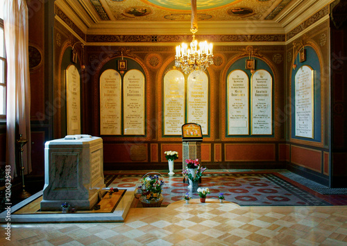 Obraz na płótnie Saint Petersburg Russia. Final burial place of assasinated Tsar Nicholas II and family in Saints Peter and Paul Cathedral w salonie