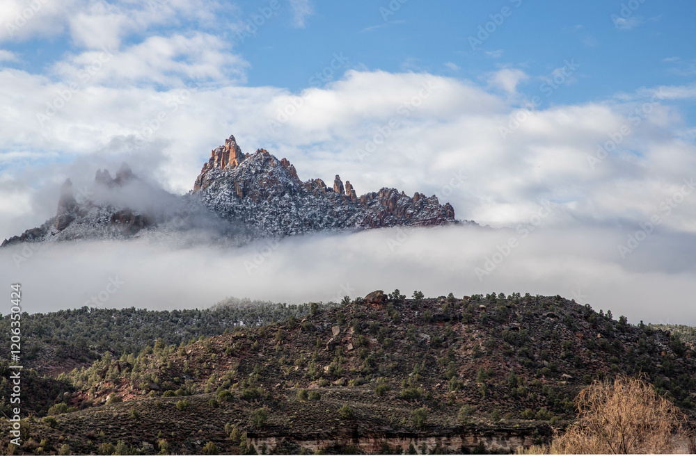 Fototapeta premium mountain in Utah with a cloud