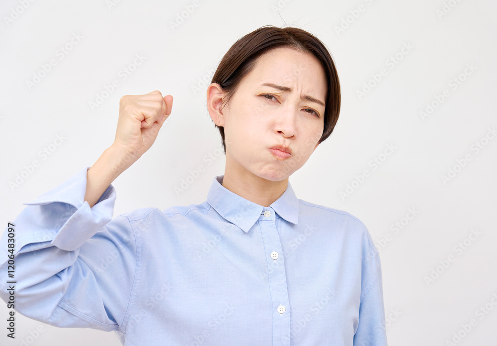 怒る女性　白背景