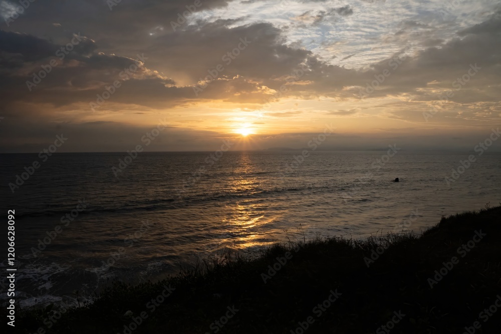 Obraz premium Beautiful sunset seen from a hill