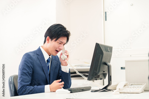 電話で怒鳴るビジネスマンの男性 photo