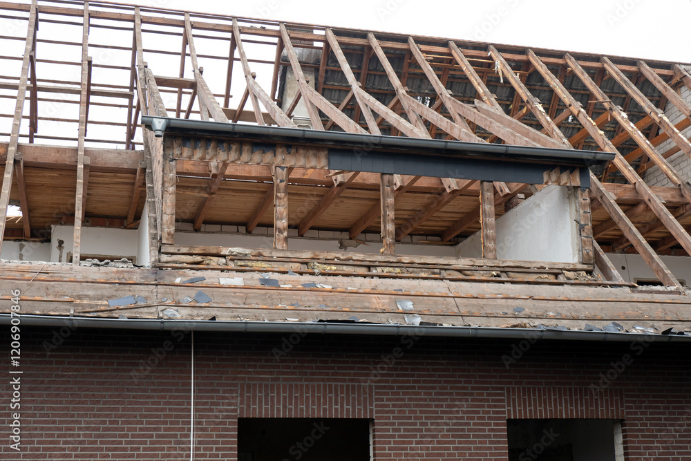 Entkernung eines alten Hauses - Blick in das Obergeschoss und den offenen Dachstuhl Entkernung eines alten Hauses - Blick in das Obergeschoss und den offenen Dachstuhl