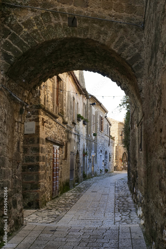 Obraz premium A narrow street between the houses of old Caserta, a medieval village in Italy.