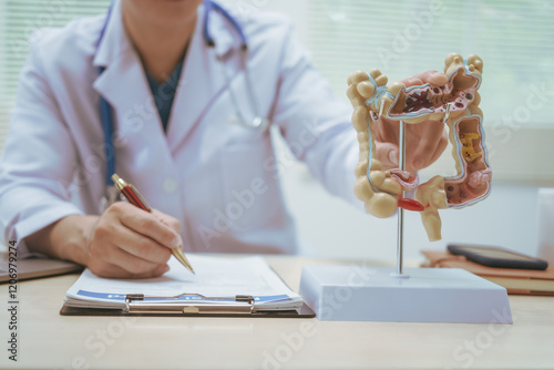 Foto Male doctor treating intestinal diseases at a hospital table, discussing intesti