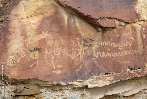 Fotografía the ancient owl panel petroplyphs of the native american fremont culture in nine