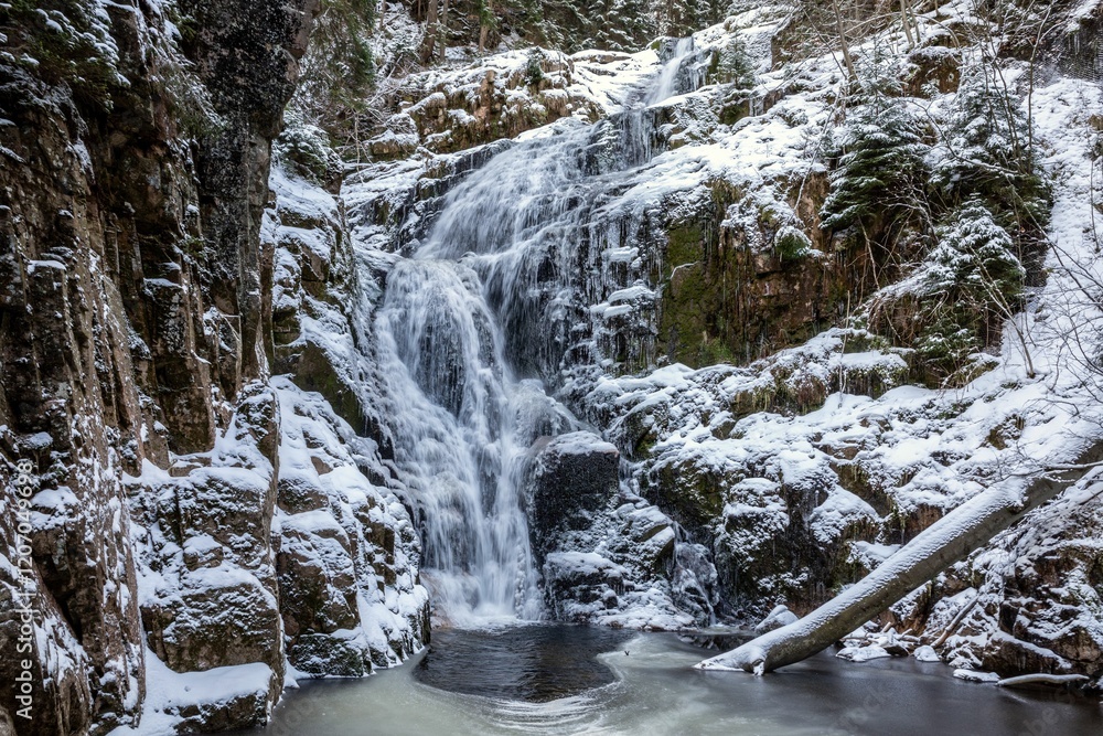 Obraz premium Serene Winter Waterfall in Snowy Forest