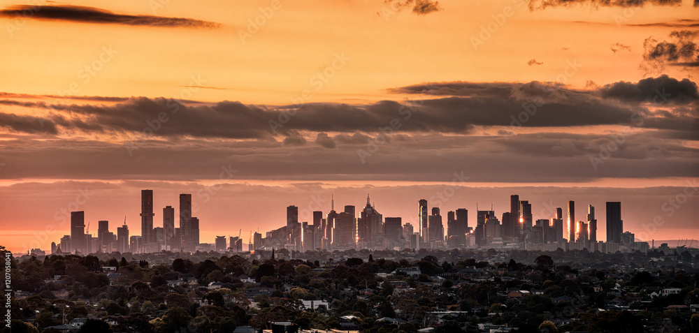 Fototapeta premium The urban skyline of Melbourne CBD from Doncaster at dusk