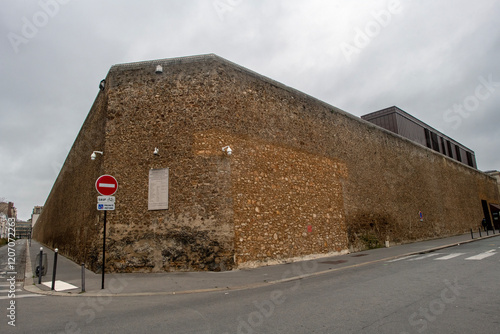 Vue du mur de la prison de la Santé  dans le centre de paris en France