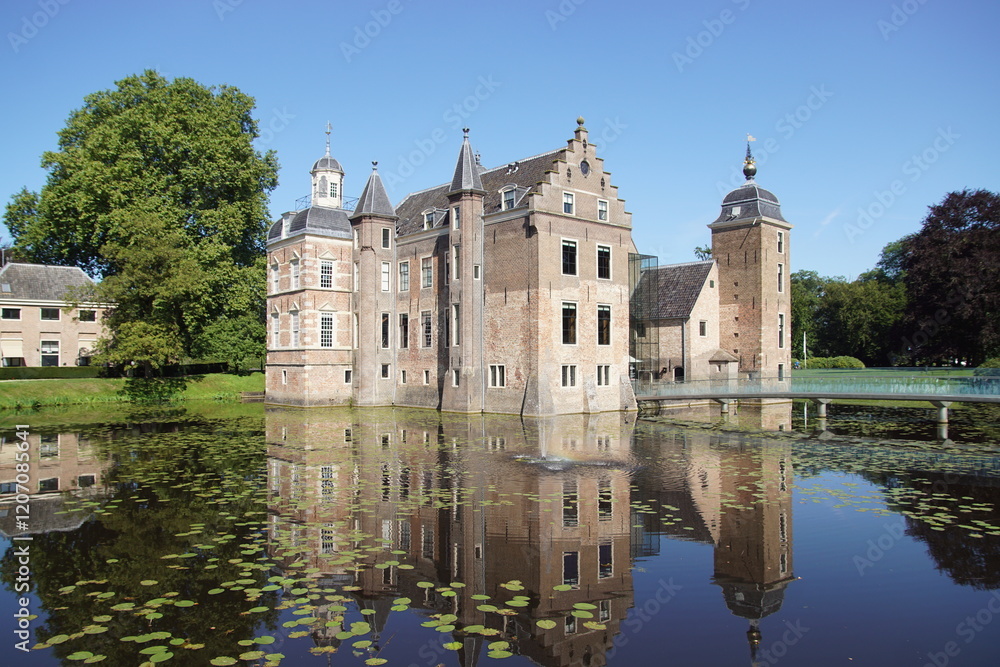 Fototapeta premium Dutch Castle surrounded by a water moat near the village of Ruurlo in the province of Gelderland, Netherlands