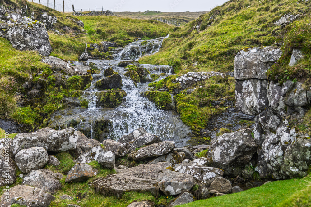 Wasserfall Landschaft auf den Färöer Inseln Wasserfall Landschaft auf den Färöer Inseln