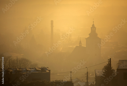 Jesienny, mglisty poranek. Wzgórze Kaplicówka w Skoczowie. Śląsk cieszyński. photo