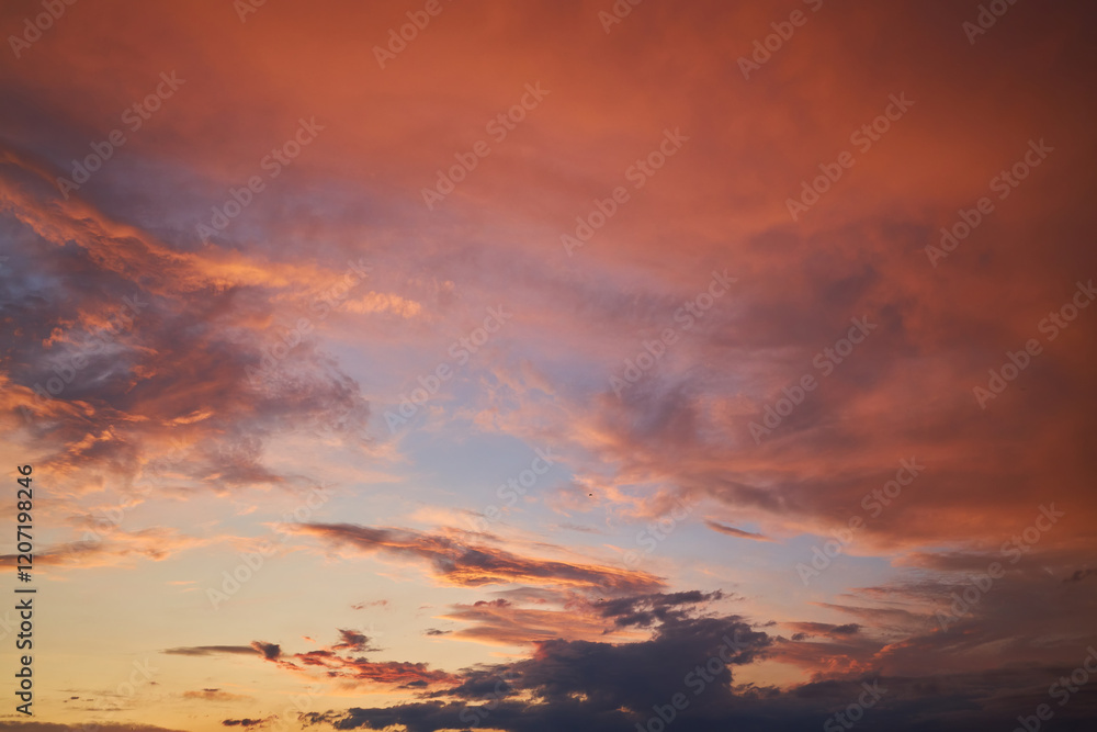 Fototapeta premium Serene Sunset Sky with Fiery Clouds