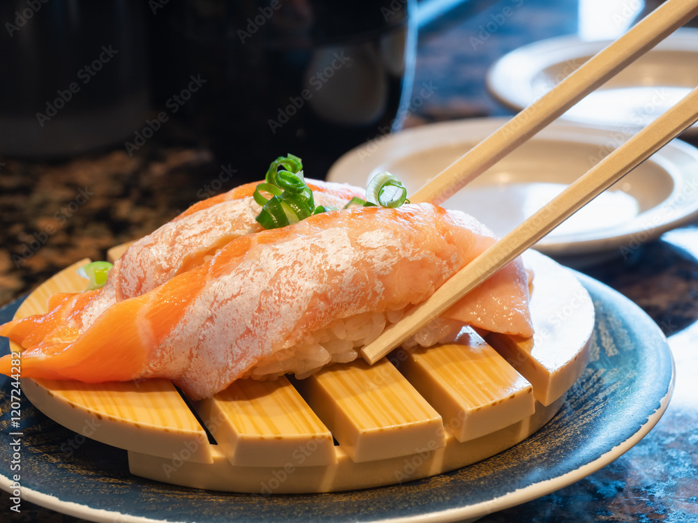 日本の握り寿司。新鮮なとろサーモンと酢飯のお寿司。