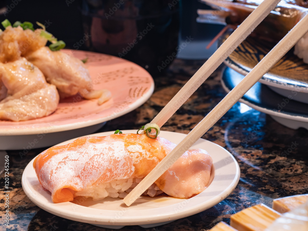 日本の握り寿司。新鮮なとろサーモンと酢飯のお寿司。